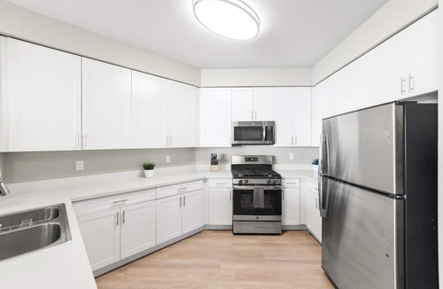 Sparks Apartment | Designer Apt. with Jacuzzi, Sky Lounge, Gym Access