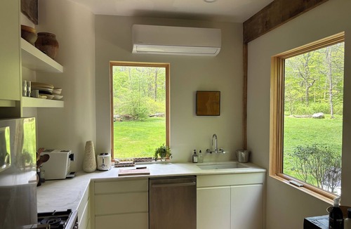 Patterson House | Designer home on a stream with AC and WiFi in Patterson