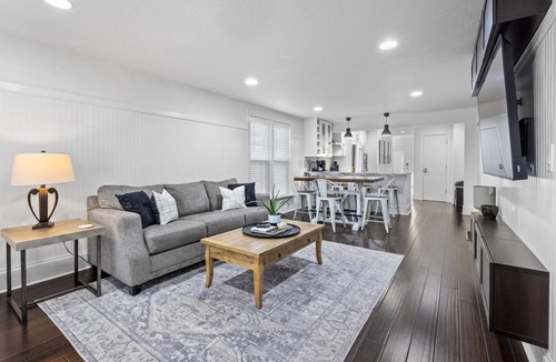 North End House | DOG FRIENDLY! EPIC Hyde Park Location! Remodeled 1940 Bungalow | Back Deck w/Shade & Dining Table