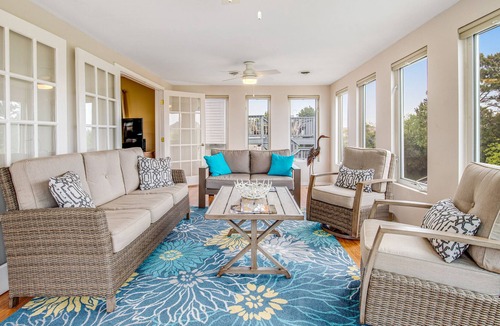 Keen-Wik On the Bay House | Dog-friendly Keen-wik on the Bay escape with canal views, deck
