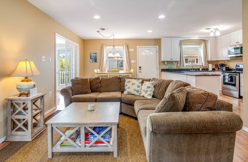 Keen-Wik On the Bay House | Dog-friendly Keen-wik on the Bay escape with canal views, deck