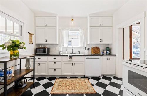 East End House | Downtown Bungalow with Geothermal Hot Spring