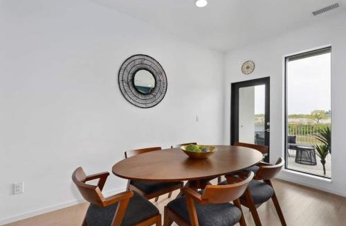 North Capitol House | Downtown Modern Condo 1 Mi To Broadway, Park Free