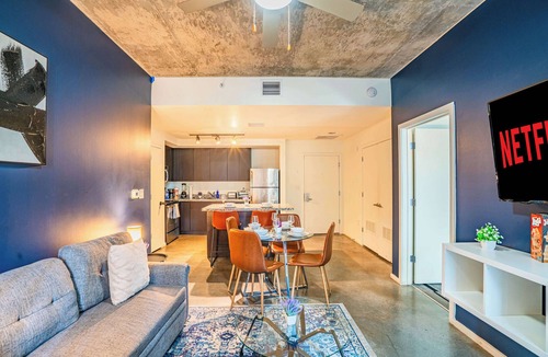 Evans Churchill Apartment | DT PHX Getaway with Balcony + Pool + Gym and W/D