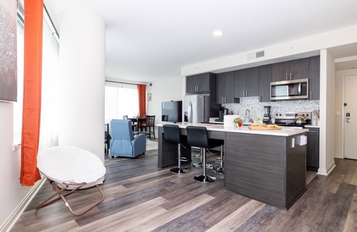 Downtown Apartment | DTSS LuxePad w/PS4 VR + Rooftop Pool + 360 DC Views Lounge + Gym + Streaming TV