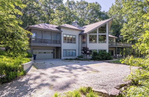 Cedar Mountain House | Dupont Mountain Lodge in Cedar Mountain | Trails & Streams