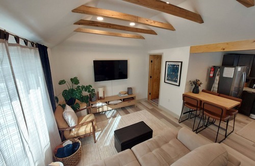 Erie House | East 38th Escape ~ 10 minute drive to the lake