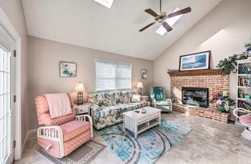 East Earl House | East Earl Retreat with Hot Tub Less Than 4 Mi to Town!