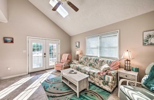 East Earl House | East Earl Retreat with Hot Tub Less Than 4 Mi to Town!