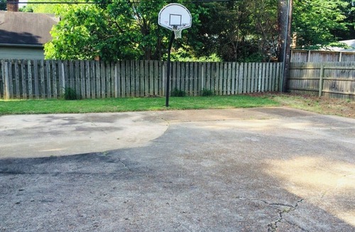 Ellendale House | East Memphis Very Quiet Large 5 BR,3 Bath,10 beds with King sleeps 14