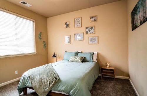 Old Southwest Apartment | Eat-Sleep-Stroll-Repeat! Walkable Midtown 2BR Home