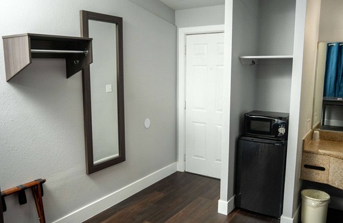 Chinchilla Hotel | Econo Lodge Clarks Summit