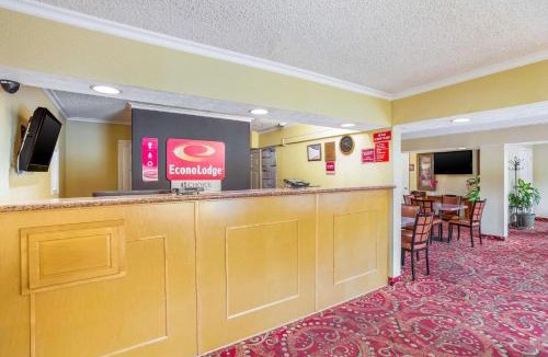 Huntington Cabin | Econo Lodge Huntington - Barboursville University Area