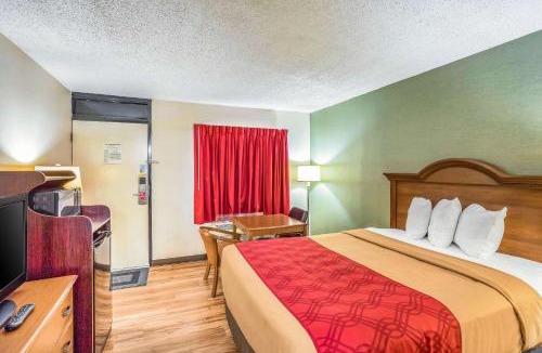 Huntington Cabin | Econo Lodge Huntington - Barboursville University Area