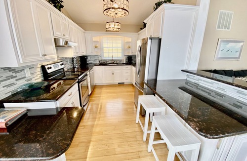 North End House | Elegant 4 Bed, 2 Stry, Granite, Hrdwd Flrs, PET FRIENDLY, Linens, great location