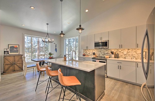 Priest River House | Elegant Priest Lake Townhome ~ 1 Mi From Lake