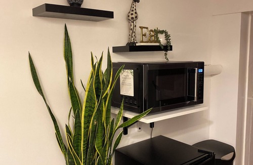 Teaneck Apartment | Emerald Oasis, Stylish & Clean close to NYC & airports
