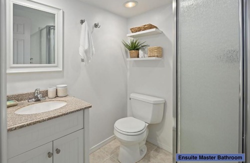 Countryside House | End Unit Townhome with in No VA, 40 Mins to DC, Pets OK