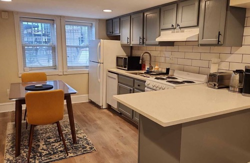 Stanton Park Apartment | English Basement one bedroom apt, 1.5 miles to White House, full kitchen