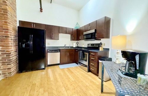 Downtown Nashville Condo | Enjoy extra savings | No rental car needed! Walk to Broadway. Nashville Rock Loft by Music City Loft