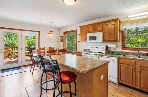 Canaan Valley House | Enjoy some mountain time with your favorite canine at Alpine View!