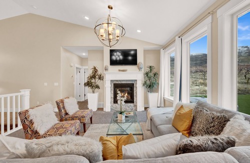 Perry House | ❤️ Entire Private Home - Hot tub - Garage - Gas Fireplaces - Air Hocky Table