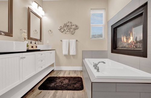 Perry House | ❤️ Entire Private Home - Hot tub - Garage - Gas Fireplaces - Air Hocky Table