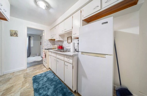 Euclid House | Euclid Eclipse 3 BR 1 bath w king bed for up to 7 guests