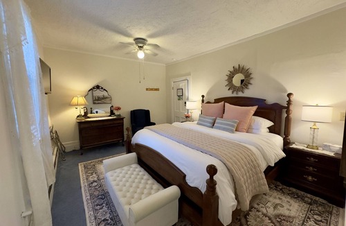 Marblehead Bed & Breakfast | Event Rental 10BR/10BA Sleeps 29 B&B Near The Lake