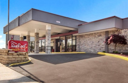 Erie Hotel | Explore Downtown Erie! 4 Units, Minutes Walk to Erie Art Museum! FREE Parking!