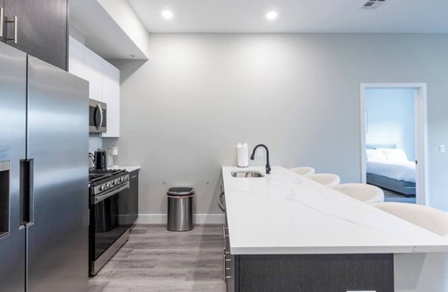 The Heights Apartment | Exquisite Suite 10 min from NYC w. Garage Parking