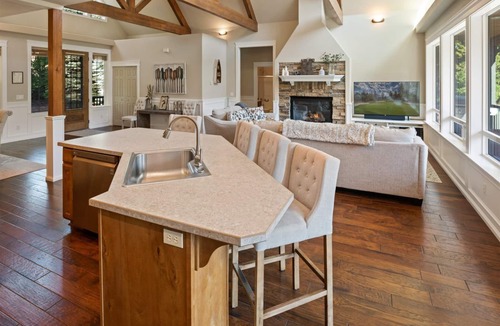 Sagle House | Fabulous Waterfront Home for Families and Friends, Pet Friendly