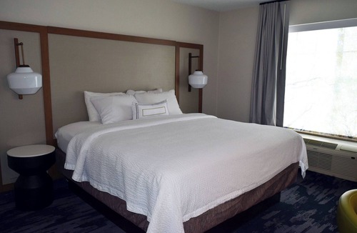 Austintown Hotel | Fairfield Inn and Suites by Marriott Youngstown Austintown
