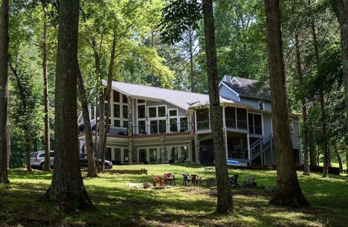 La Follette House | FALL + Booking 2026. GOLF!WiFi,PRIVATE DOCK, Tiki Bar,7+BR,Gradual Slope, Cove