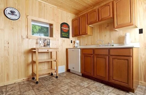 Munson Cabin | Family and Pet friendly, Lodge makes great location for events.