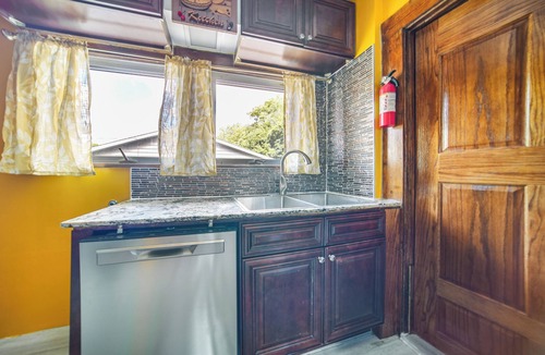 Erie House | Family-Friendly Home: Walk to Lake Erie!