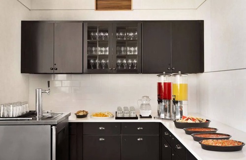 Spruce Hill Hotel | Family Friendly UPenn Proximity: Free Breakfast & Comfy Suites with Full Kitchen