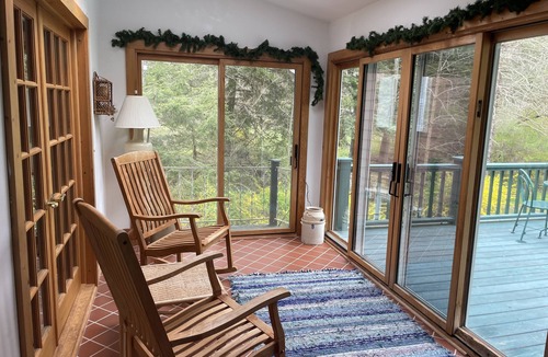 East Springfield House | Family get away to this charming cottage on 600 ft of Lake