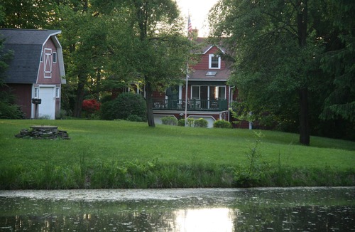 East Springfield House | Family get away to this charming cottage on 600 ft of Lake