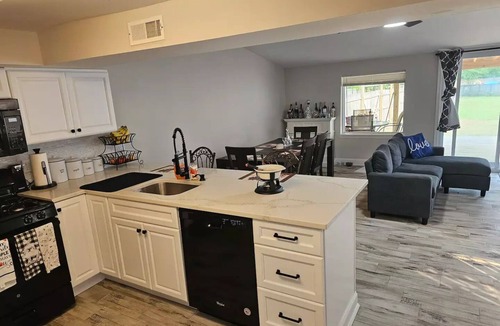 Port Elizabeth House | Family House closet to Motor sport, firepit, B.B.Q. and pet friendly.