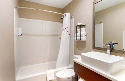 Queens House | Family Ready Rooms with Two Queens | Quick Train Ride to New York City