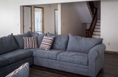 Jonestown House | Farm View - perfect for families