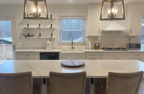 Howell House | Farmhouse by the beach with a pool!