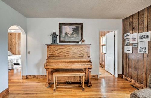 Grangeville House | Farmhouse in Country Setting Near Gravity Hill