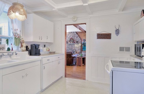 Milford House | Farmhouse on 179 acres! Private creek! Barn! Hiking trails! Minutes from town!