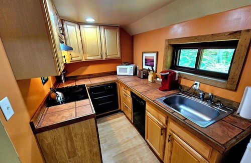 Chalk Hill Cottage | Fayette Springs House-Rustic Luxury close to trails, whitewater and winery!