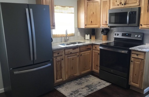 Geneva-on-the-Lake Cottage | Firefly Cottage: WALK TO THE STRIP, 3 BED 1 1/2 BATH sleeps up to 7