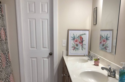Achilles House | Flamingo Hospitality Room 2 and Hot Tub