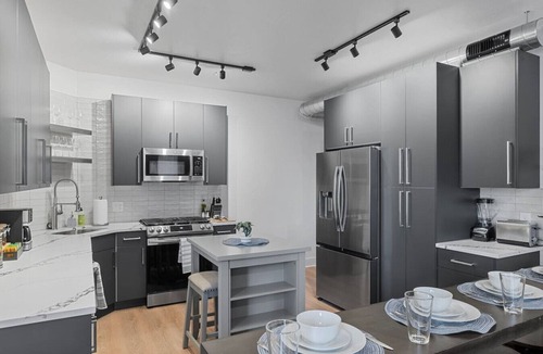 Shadyside Apartment | Flawless 3BR Suite | 4 beds|A+ Location w/2 Decks