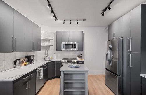 Shadyside Apartment | Flawless 3BR Suite | 4 beds|A+ Location w/2 Decks